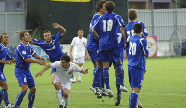 Zadar, 120909.
Stadion Stanovi.
Nogomet, T- Com 1. HNL, susret 7. kola NK Zadar – NK Croatia Sesvete.
Na fotografiji: igraci Zadra u zivom zidu.
Foto: Andrija Lucic / CROPIX