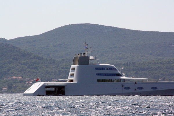 Superjqahta “A” usidrena u zadarskom kanalu Superjqahta “A” usidrena u zadarskom kanalu