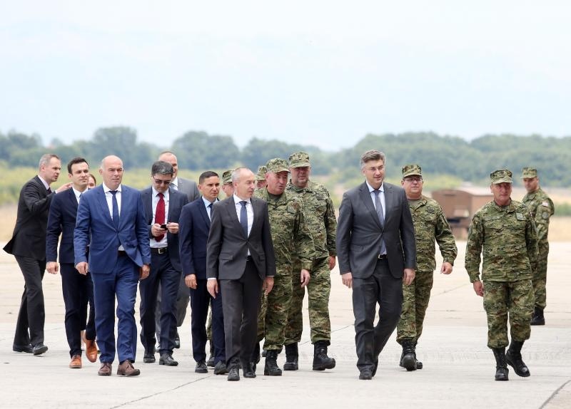 Plenković i Krstičević posjetili zračnu bazu Zemunik i protupožarnu eskadrilu Plenković i Krstičević posjetili zračnu bazu Zemunik i protupožarnu eskadrilu