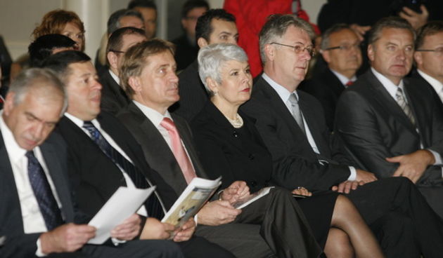 Zagreb, 261009.
Konferencija u hotelu Sheraton pod nazivom “Kako pripremiti tvrtku za poslovanje u 2010”. 
Na slici: guverner HNB-a Zeljko Rohatinski, ministri Petar Cobankovic, Bozidar Kalmeta i premijerka Jadranka Kosor.
Foto: Ranko Suvar / CROPIX