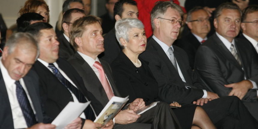 Zagreb, 261009.
Konferencija u hotelu Sheraton pod nazivom “Kako pripremiti tvrtku za poslovanje u 2010”. 
Na slici: guverner HNB-a Zeljko Rohatinski, ministri Petar Cobankovic, Bozidar Kalmeta i premijerka Jadranka Kosor.
Foto: Ranko Suvar / CROPIX