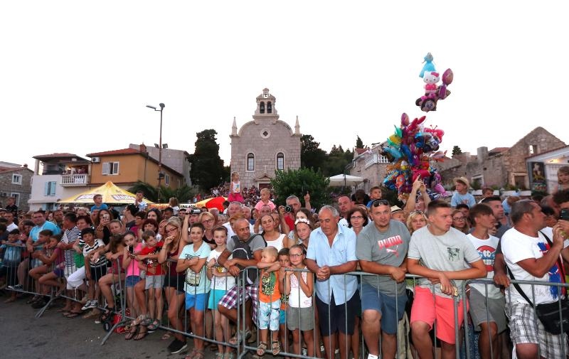 U Tribunju su održane 49. po redu magareće trke na kojima je sudjelovalo 12 jahača, a pobjedu je odnio Roko Popov na magarcu Renault 4. Photo: Duško Jaramaz/PIXSELL U Tribunju su održane 49. po redu magareće trke na kojima je sudjelovalo 12 jahača, a pobjedu je odnio Roko Popov na magarcu Renault 4. Photo: Duško Jaramaz/PIXSELL