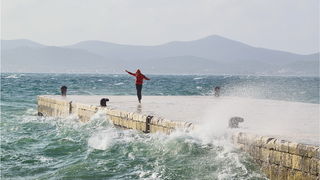 Spektakularna igra valova na zadarskoj rivi 5. studenog 2014.  Foto: Marin Pitton