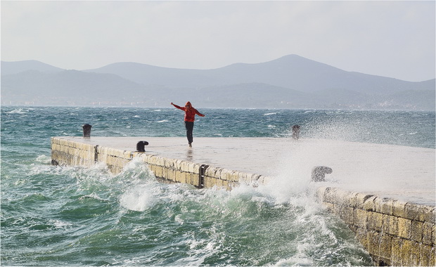 Spektakularna igra valova na zadarskoj rivi 5. studenog 2014.  Foto: Marin Pitton