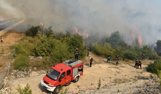 Zbog velikog požara kod Perkovića zatvorena autocesta Zagreb-Split