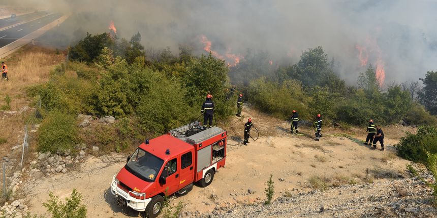 Zbog velikog požara kod Perkovića zatvorena autocesta Zagreb-Split Zbog velikog požara kod Perkovića zatvorena autocesta Zagreb-Split