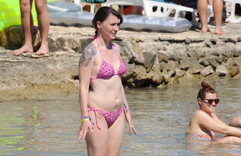 Tisno – Drugog dana Garden festivala posjetitelji uzivali u zabavi na plazi. Photo: Hrvoje Jelavic/PIXSELL