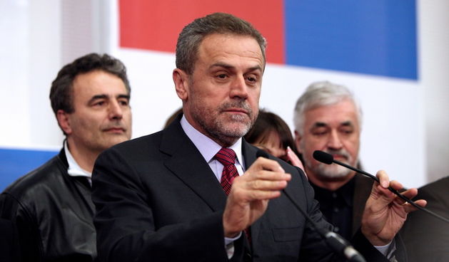 Zagreb, 100110. Predsjednicki kandidat Milan Bandic iscekuje sluzbene rezultate drugog kruga predsjednickih izbora u svom izbornom stozeru u Almeriji u Vukovarskoj ulici. Na slici: Obracanje Milana Bandica nakon objave sluzbenih rezultata DIP – a. Foto: D