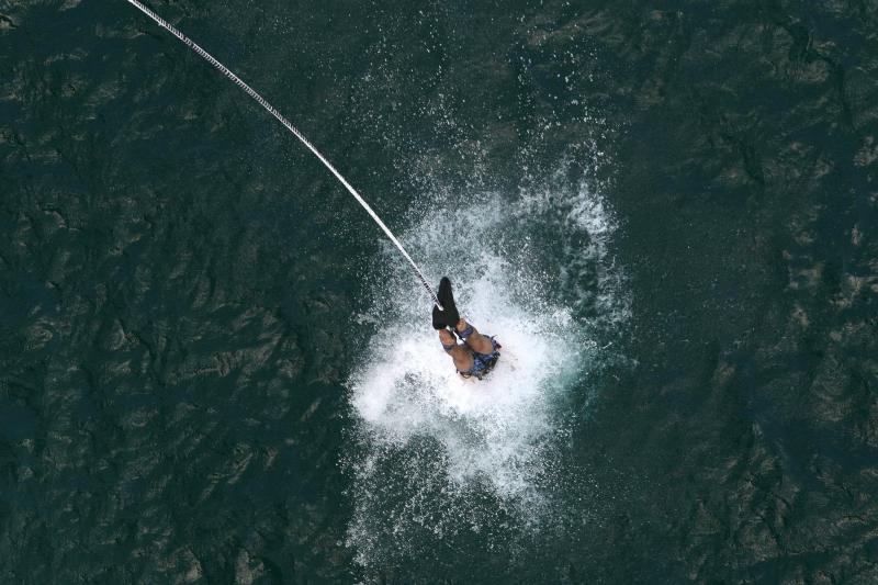 28.6.2014., Maslenica – Gimnasticar Marijo Moznik otvorio je sezonu bungee skokova s Maslenickog mosta. On je izveo dvostruki salto s uronom u more. Photo: Dino Stanin/PIXSELL