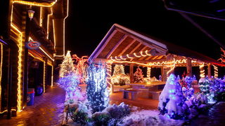 Cazma, 161209.
Grabovnica pokraj Cazme – Bozicna prica obitelji Salaj.
Zlatko Salaj ukrasio je i ove godine cijelo imanje s oko 1 milijun lampica. 
Za posjetitelje ce imanje biti otvoreno od subote 19.12. – 06. sijecnja od 17 h -21h.
Foto: Goran Mehkek /