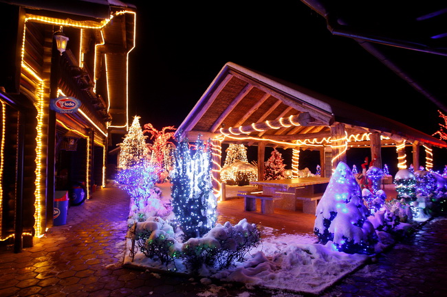 Cazma, 161209.
Grabovnica pokraj Cazme – Bozicna prica obitelji Salaj.
Zlatko Salaj ukrasio je i ove godine cijelo imanje s oko 1 milijun lampica. 
Za posjetitelje ce imanje biti otvoreno od subote 19.12. – 06. sijecnja od 17 h -21h.
Foto: Goran Mehkek /