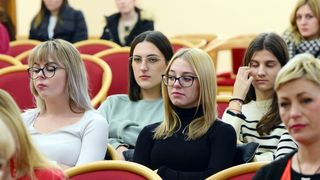 U Zadru obilježen Dan crvenih haljina