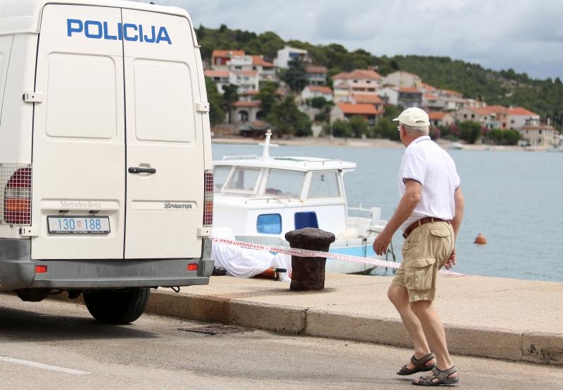 Tisno: U moru pronađeno tijelo nepoznatog mlađeg muškarca Tisno: U moru pronađeno tijelo nepoznatog mlađeg muškarca