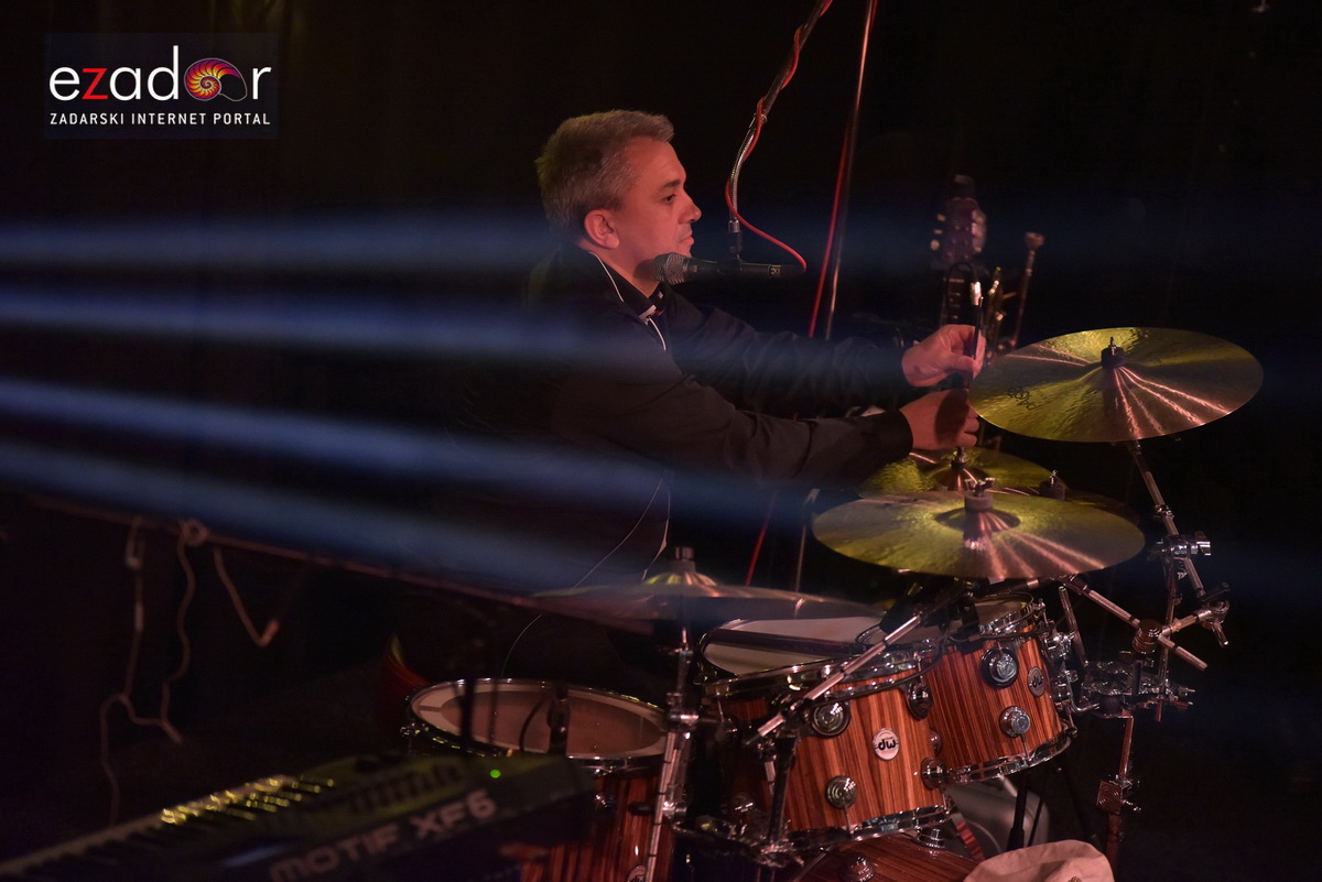 Tisuće Zadrana uživalo na krcatom Narodnom trgu i Tgu Petra Zoranića uz Tomislava Bralića i klapu Intrade Tisuće Zadrana uživalo na krcatom Narodnom trgu i Tgu Petra Zoranića uz Tomislava Bralića i klapu Intrade