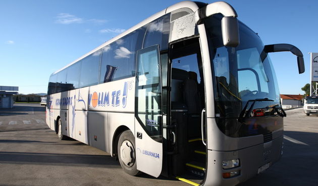 Zadar, 131210. Sinoc oko 19.50 sati u ulici Put Biliga u Zadru, nepoznati pocinitelji su bacili kamenje u pravcu autobusa poduzeca Liburnija, koji je uz policijsku pratnju prevozio igrace i upravu KK Partizan. Jedan kamen je pogodio staklo na prednjim vra