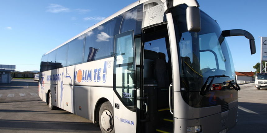 Zadar, 131210. Sinoc oko 19.50 sati u ulici Put Biliga u Zadru, nepoznati pocinitelji su bacili kamenje u pravcu autobusa poduzeca Liburnija, koji je uz policijsku pratnju prevozio igrace i upravu KK Partizan. Jedan kamen je pogodio staklo na prednjim vra Zadar, 131210. Sinoc oko 19.50 sati u ulici Put Biliga u Zadru, nepoznati pocinitelji su bacili kamenje u pravcu autobusa poduzeca Liburnija, koji je uz policijsku pratnju prevozio igrace i upravu KK Partizan. Jedan kamen je pogodio staklo na prednjim vra