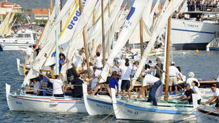 Murter, 270909.
Regata Latinsko idro.
Svake godine u povodu blagdana sv. Mihovila, zastitnika murterske zupe, odrzava se regata Latinsko idro. Start joj je uvijek u uvali Hramina, plovi se iskljucivo latinskim jedrom u tradicijskim brodovima rasporedjenim Murter, 270909.
Regata Latinsko idro.
Svake godine u povodu blagdana sv. Mihovila, zastitnika murterske zupe, odrzava se regata Latinsko idro. Start joj je uvijek u uvali Hramina, plovi se iskljucivo latinskim jedrom u tradicijskim brodovima rasporedjenim