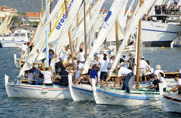 Murter, 270909.
Regata Latinsko idro.
Svake godine u povodu blagdana sv. Mihovila, zastitnika murterske zupe, odrzava se regata Latinsko idro. Start joj je uvijek u uvali Hramina, plovi se iskljucivo latinskim jedrom u tradicijskim brodovima rasporedjenim Murter, 270909.
Regata Latinsko idro.
Svake godine u povodu blagdana sv. Mihovila, zastitnika murterske zupe, odrzava se regata Latinsko idro. Start joj je uvijek u uvali Hramina, plovi se iskljucivo latinskim jedrom u tradicijskim brodovima rasporedjenim