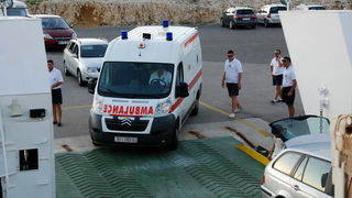 Jablanac, 170811.
U pomorskoj havariji trajekt Rapske plovidbe “Barbat” oko 18 sati, prilikom pristajanja u luku Jablanac ostao je bez pogona i udario u rivu koja je ujedno i mjesna plaza. Ozlijedjeno je sedam osoba. Ocevid je u tijeku. 
Na slici: vozilo