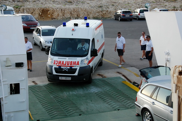 Jablanac, 170811.
U pomorskoj havariji trajekt Rapske plovidbe “Barbat” oko 18 sati, prilikom pristajanja u luku Jablanac ostao je bez pogona i udario u rivu koja je ujedno i mjesna plaza. Ozlijedjeno je sedam osoba. Ocevid je u tijeku. 
Na slici: vozilo