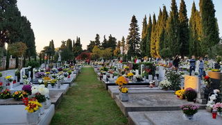 Uoči blagdana Svih svetih brojni su Zadrani posjetili Gradsko groblje i uredili počivališta najmilijih i okitili ih cvijećem, Foto: M. Malik Uoči blagdana Svih svetih brojni su Zadrani posjetili Gradsko groblje i uredili počivališta najmilijih i okitili ih cvijećem, Foto: M. Malik