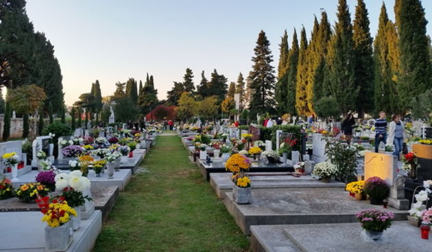 Uoči blagdana Svih svetih brojni su Zadrani posjetili Gradsko groblje i uredili počivališta najmilijih i okitili ih cvijećem, Foto: M. Malik