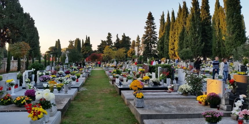 Uoči blagdana Svih svetih brojni su Zadrani posjetili Gradsko groblje i uredili počivališta najmilijih i okitili ih cvijećem, Foto: M. Malik Uoči blagdana Svih svetih brojni su Zadrani posjetili Gradsko groblje i uredili počivališta najmilijih i okitili ih cvijećem, Foto: M. Malik
