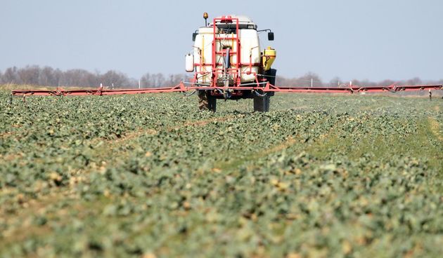 Prskanje pesticidi traktor poljoprivreda