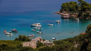 Uvala Lovrečina: Egzotična pješčana oaza na Braču u kojoj su uživali i stari Rimljani Uvala Lovrečina: Egzotična pješčana oaza na Braču u kojoj su uživali i stari Rimljani