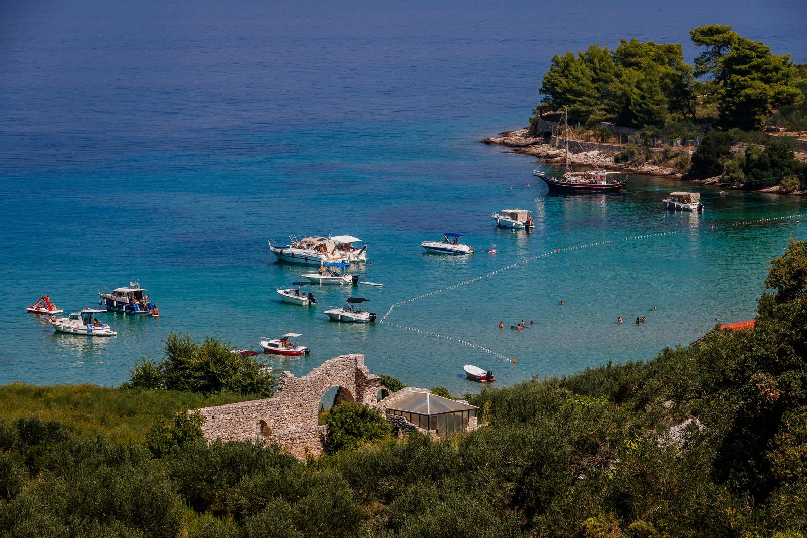 Uvala Lovrečina: Egzotična pješčana oaza na Braču u kojoj su uživali i stari Rimljani Uvala Lovrečina: Egzotična pješčana oaza na Braču u kojoj su uživali i stari Rimljani