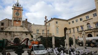 25.11.2013., Zadar – Na Narodnom trgu postavljena je jelka koja ce do prvog mjeseca 2014. krasiti najfrekventnije mjesto u centru grada. Photo: Filip Brala/PIXSELL Autor Filip Brala/PIXSELL KLJUČNE RIJEČI Narodni trg, bor, Jelka, Bozicni ugodjaj, bozi 25.11.2013., Zadar – Na Narodnom trgu postavljena je jelka koja ce do prvog mjeseca 2014. krasiti najfrekventnije mjesto u centru grada. Photo: Filip Brala/PIXSELL Autor Filip Brala/PIXSELL KLJUČNE RIJEČI Narodni trg, bor, Jelka, Bozicni ugodjaj, bozi