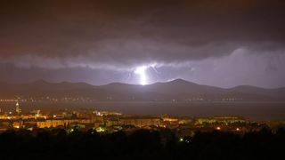 U ranim jutarnjim satima, noćas oko 1.30 satima zadarsko područje pogodilo je nevrijeme s jakim pljuskom praćeno munjama i grmljavinom. Photo: Filip Brala/PIXSELL U ranim jutarnjim satima, noćas oko 1.30 satima zadarsko područje pogodilo je nevrijeme s jakim pljuskom praćeno munjama i grmljavinom. Photo: Filip Brala/PIXSELL