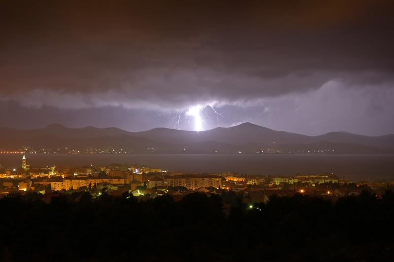 U ranim jutarnjim satima, noćas oko 1.30 satima zadarsko područje pogodilo je nevrijeme s jakim pljuskom praćeno munjama i grmljavinom. Photo: Filip Brala/PIXSELL U ranim jutarnjim satima, noćas oko 1.30 satima zadarsko područje pogodilo je nevrijeme s jakim pljuskom praćeno munjama i grmljavinom. Photo: Filip Brala/PIXSELL