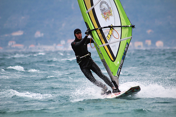 Windsurferi na Kolovarima, 11. travnja 2012. (foto:Saša Čuka) Windsurferi na Kolovarima, 11. travnja 2012. (foto:Saša Čuka)