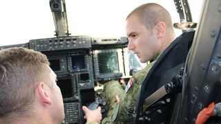 Djelatnici iz vojarne u Zemuniku obišli američke Osprey-e Djelatnici iz vojarne u Zemuniku obišli američke Osprey-e