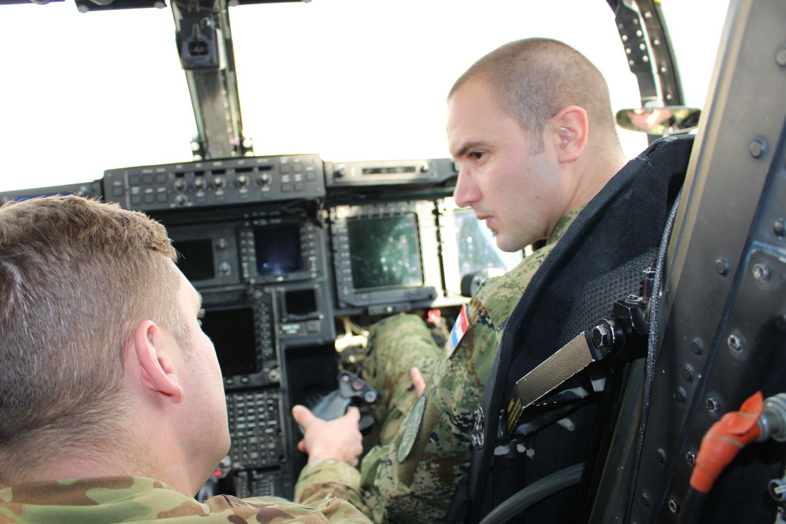 Djelatnici iz vojarne u Zemuniku obišli američke Osprey-e Djelatnici iz vojarne u Zemuniku obišli američke Osprey-e