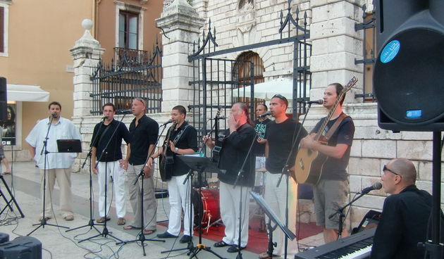 Ljetna večer na Narodnom trgu uz klapu Kontrada