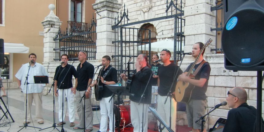 Ljetna večer na Narodnom trgu uz klapu Kontrada Ljetna večer na Narodnom trgu uz klapu Kontrada