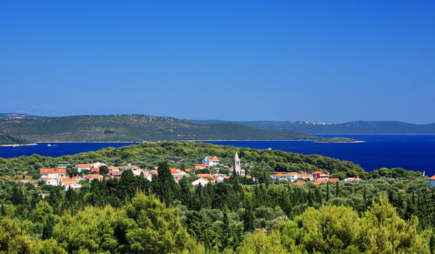 Dugi otok, 260609.
Dugi otok je jedva 1,5 sat udaljen od Zadra, jedan je od skrivenih Jadransih bisera. Sa raznolikom prirodom i plazama, cistim morem, on je namjenjen gostima koji vise cijene prirodu od zabave.
Na slici:  Bozava.
Foto: Zvonimir Barisin /