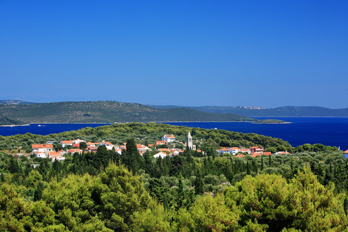 Dugi otok, 260609.
Dugi otok je jedva 1,5 sat udaljen od Zadra, jedan je od skrivenih Jadransih bisera. Sa raznolikom prirodom i plazama, cistim morem, on je namjenjen gostima koji vise cijene prirodu od zabave.
Na slici:  Bozava.
Foto: Zvonimir Barisin /