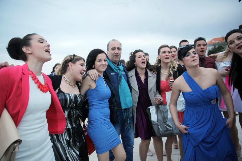 04.04.2014., Zadar – Australac Jason Grdovich zaprosio je svoju djevojku na Morskim Orguljama nakon devet godina veze, a cinu su svjedocili popularni pjevac Mladen Grdovic, gradonacelnik Bozidar Kalmeta, predsjednik zadarske TZ Zvonko Supe te mnogi medi