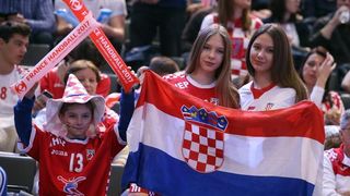 Hrvatski navijači u Parizu na utakmici Slovenija – Hrvatska za 3. mjesto na Svjetskom prvenstvu