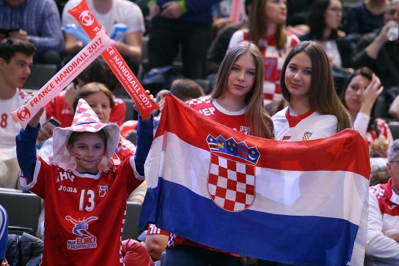 Hrvatski navijači u Parizu na utakmici Slovenija – Hrvatska za 3. mjesto na Svjetskom prvenstvu