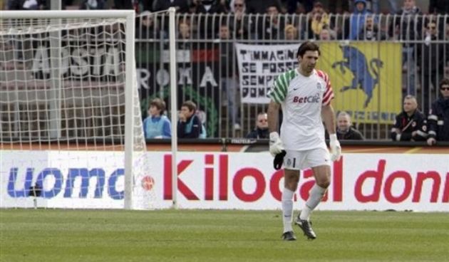Juventus goalkeeper Gianluigi Buffon leaves the pitch after being sent off // AP Photo