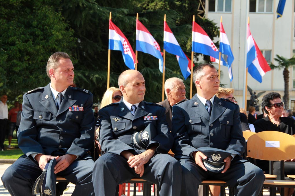 U prigodi Dana hrvatske policije i njihovog zaštitnika Sv.Mihovila danas je u PU Zadarskoj održana prigodna svečanost.U nastavku svečanosti, pokaznu vježbu samoobrane izveli su pripadnici interventne jedinice PU Zadarske te su podijeljena priznanja nagrađ U prigodi Dana hrvatske policije i njihovog zaštitnika Sv.Mihovila danas je u PU Zadarskoj održana prigodna svečanost.U nastavku svečanosti, pokaznu vježbu samoobrane izveli su pripadnici interventne jedinice PU Zadarske te su podijeljena priznanja nagrađ