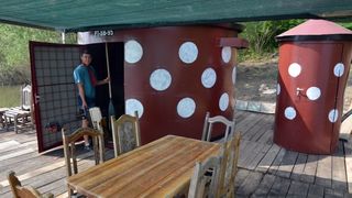 Uskoci: Dok plovimo na splavi, boravimo u loncima – otac i tri sina vlasnici zanimljivog plovila Uskoci: Dok plovimo na splavi, boravimo u loncima – otac i tri sina vlasnici zanimljivog plovila