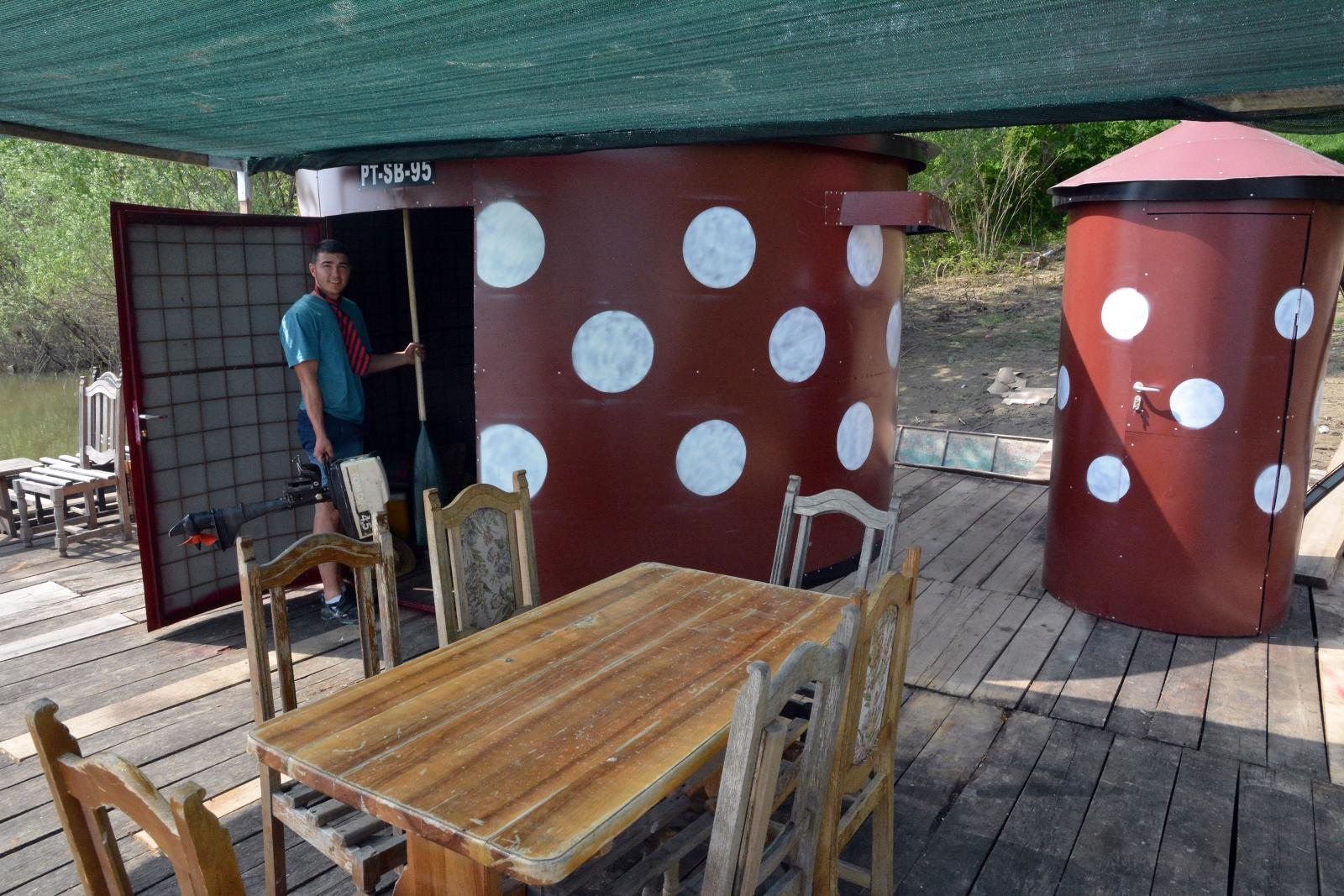 Uskoci: Dok plovimo na splavi, boravimo u loncima – otac i tri sina vlasnici zanimljivog plovila Uskoci: Dok plovimo na splavi, boravimo u loncima – otac i tri sina vlasnici zanimljivog plovila