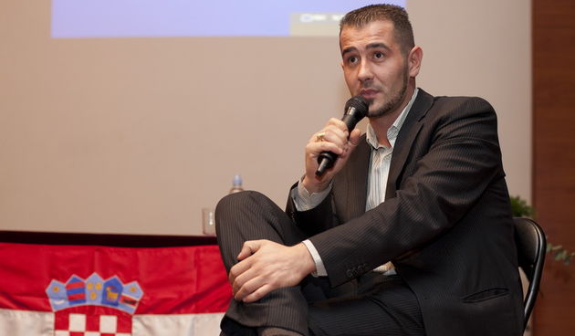 Split, 131112.
Nadbiskupsko sjemeniste.
 Tjedan sjecanja na Skabrnju i Vukovar u organizaciji hrvatske udruge Benedikt.
Promocija dnevnika 260 dana autora Marijana Gubine
Na slici: autor Marijan Gubina.
Foto: Vojko Basic / CROPIX