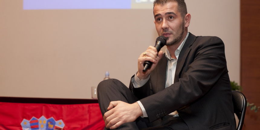 Split, 131112.
Nadbiskupsko sjemeniste.
Tjedan sjecanja na Skabrnju i Vukovar u organizaciji hrvatske udruge Benedikt.
Promocija dnevnika 260 dana autora Marijana Gubine
Na slici: autor Marijan Gubina.
Foto: Vojko Basic / CROPIX Split, 131112.
Nadbiskupsko sjemeniste.
Tjedan sjecanja na Skabrnju i Vukovar u organizaciji hrvatske udruge Benedikt.
Promocija dnevnika 260 dana autora Marijana Gubine
Na slici: autor Marijan Gubina.
Foto: Vojko Basic / CROPIX