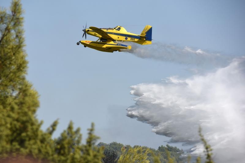 Kanaderi i air tractori gasili požar u blizini dikljanskih kuća i vikendica Kanaderi i air tractori gasili požar u blizini dikljanskih kuća i vikendica